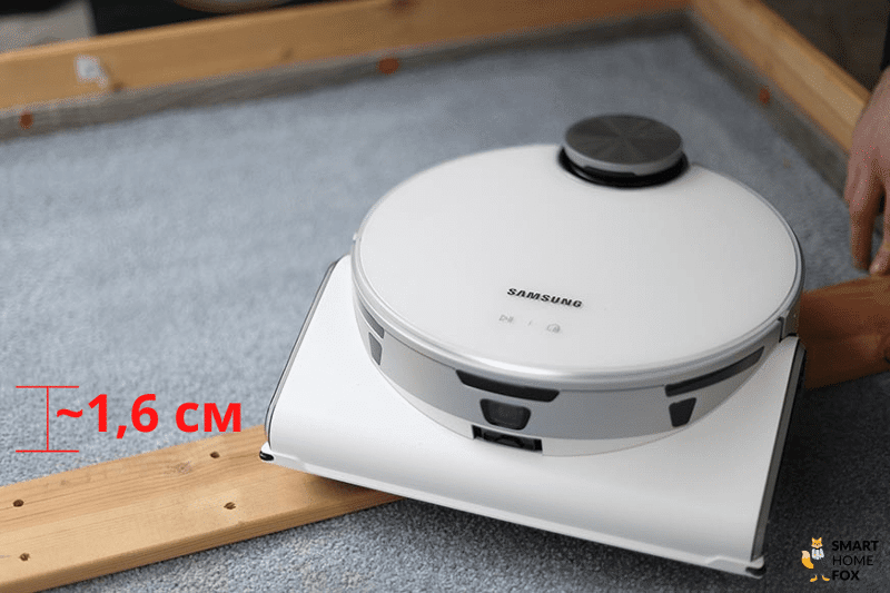 Der Samsung Jet Bot AI Plus überfährt eine 90 Grad Kante.